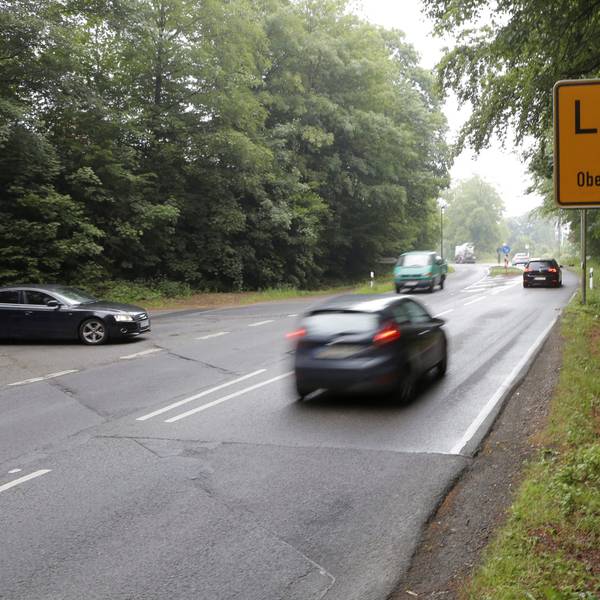 Fiktives Ortsschild auf der Kölner Straße in Lindlar. In der Politik waren Mundart-Namenszusätze in der Gemeinde diskutiert worden.