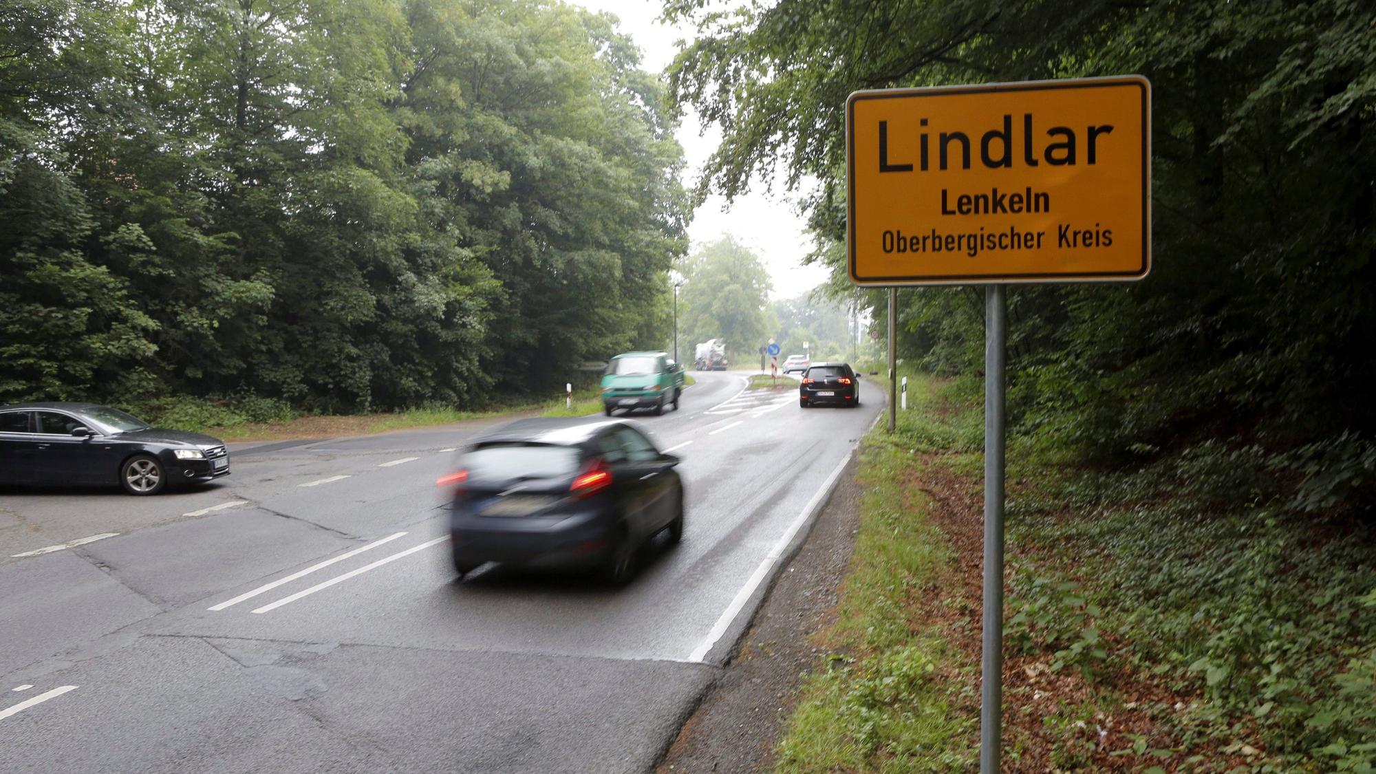 Fiktives Ortsschild auf der Kölner Straße in Lindlar mit dem Zusatz „Lenkeln“.