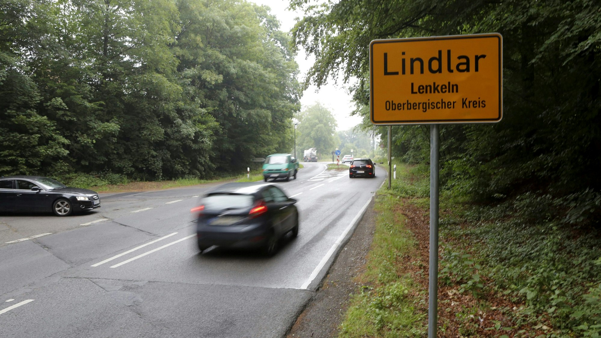 Fiktives Ortsschild auf der Kölner Straße in Lindlar mit dem Zusatz „Lenkeln“.