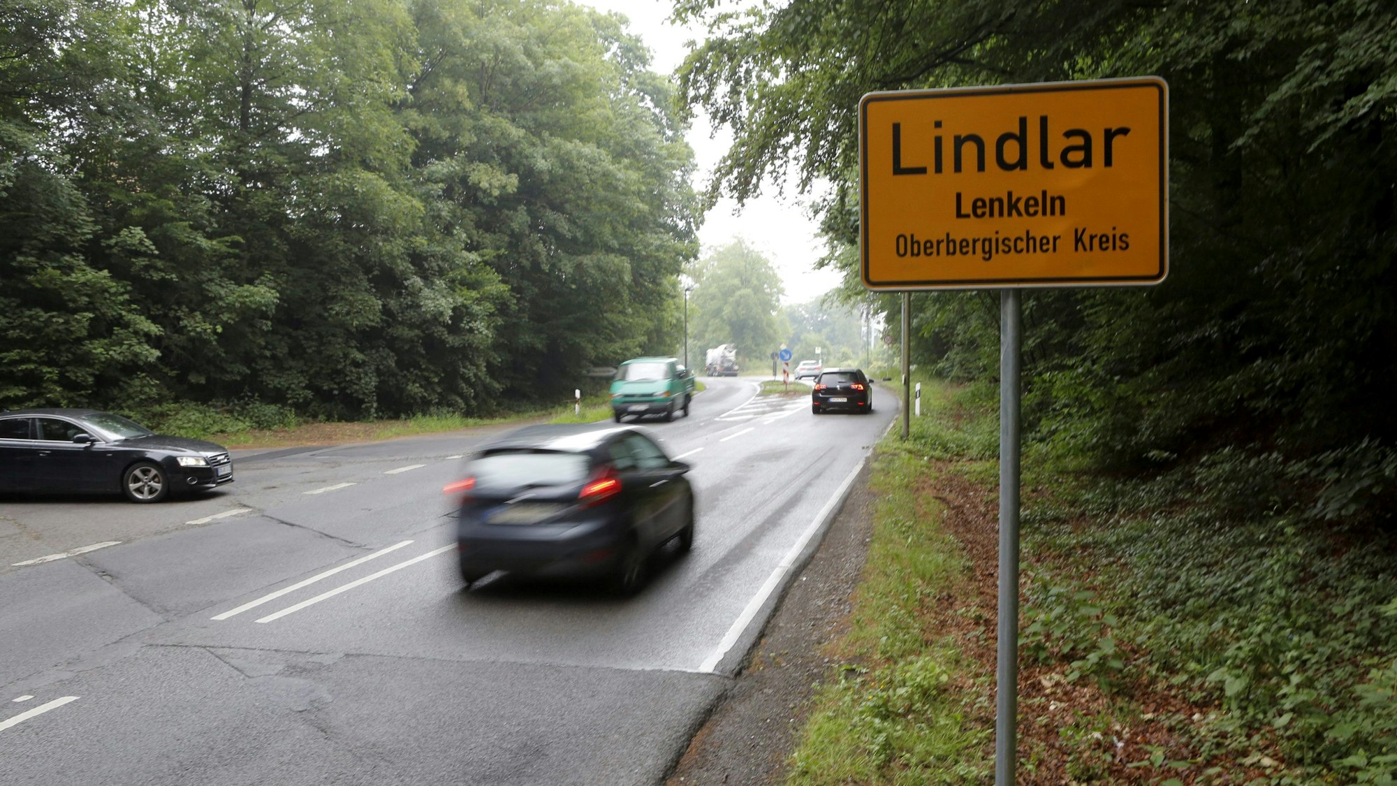 Fiktives Ortsschild auf der Kölner Straße in Lindlar mit dem Zusatz „Lenkeln“.