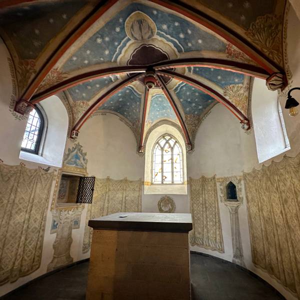 Blick in die sanierte Kapelle St. Georg im Kölner Stadtteil Weiß.