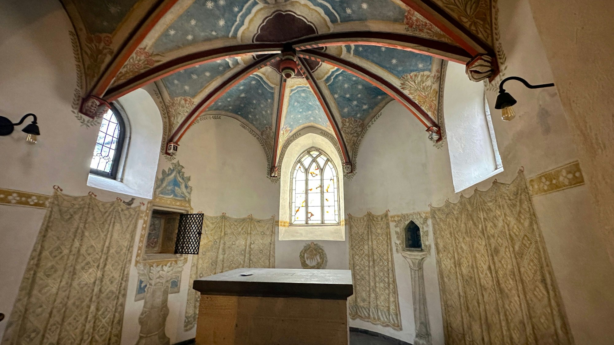 Blick in die sanierte Kapelle St. Georg im Kölner Stadtteil Weiß.