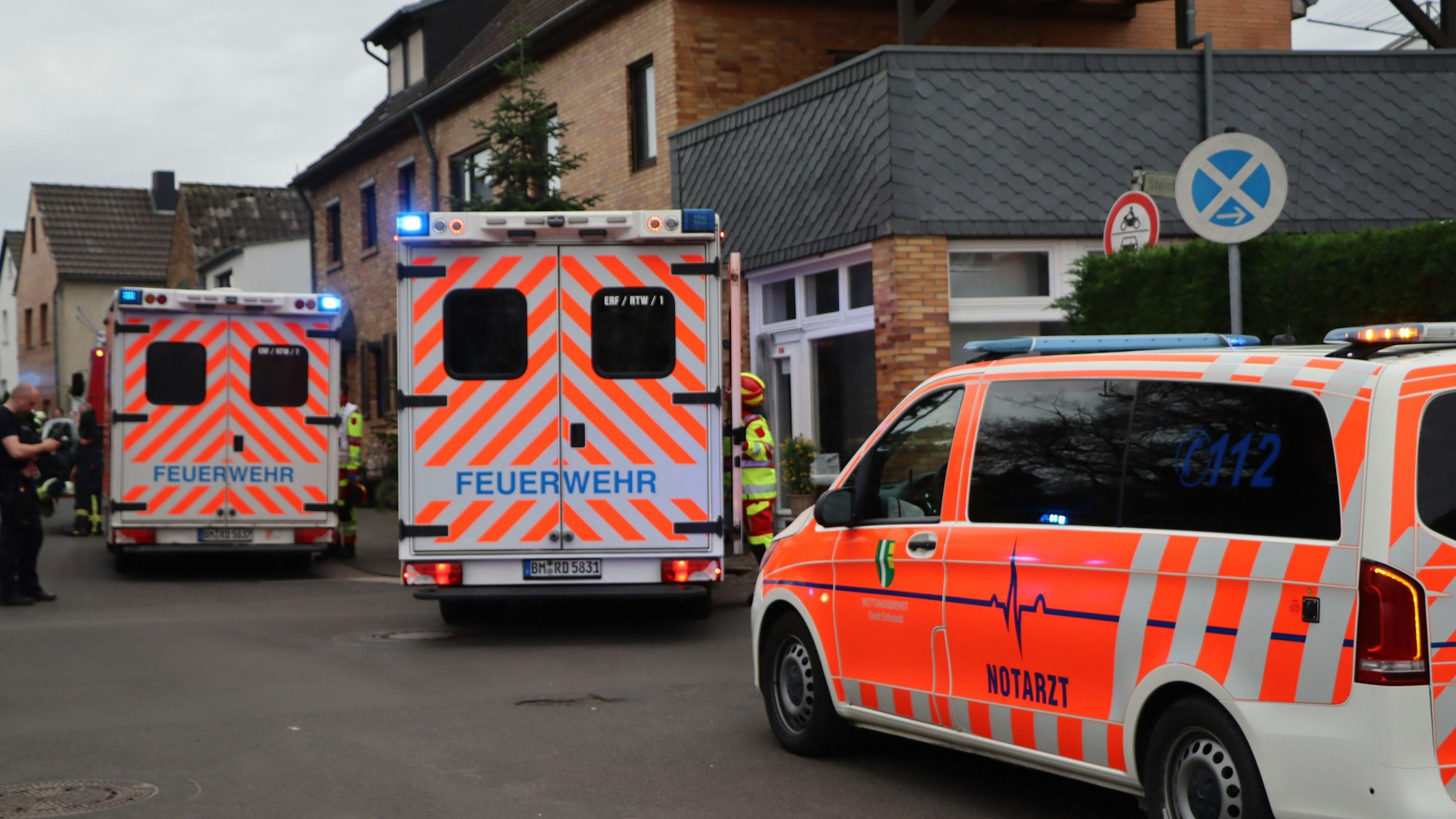 Beide Verletzten wurden vom Notarzt versorgt und in verschiedene Krankenhäuser in der Umgebung gebracht.