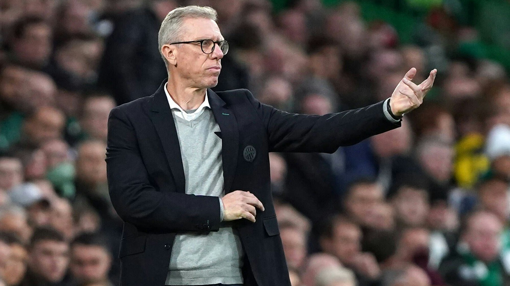 Peter Stöger, Trainer von Ferencvaros Budapest, gibt im Oktober 2021 am Spielfeldrand Anweisungen.