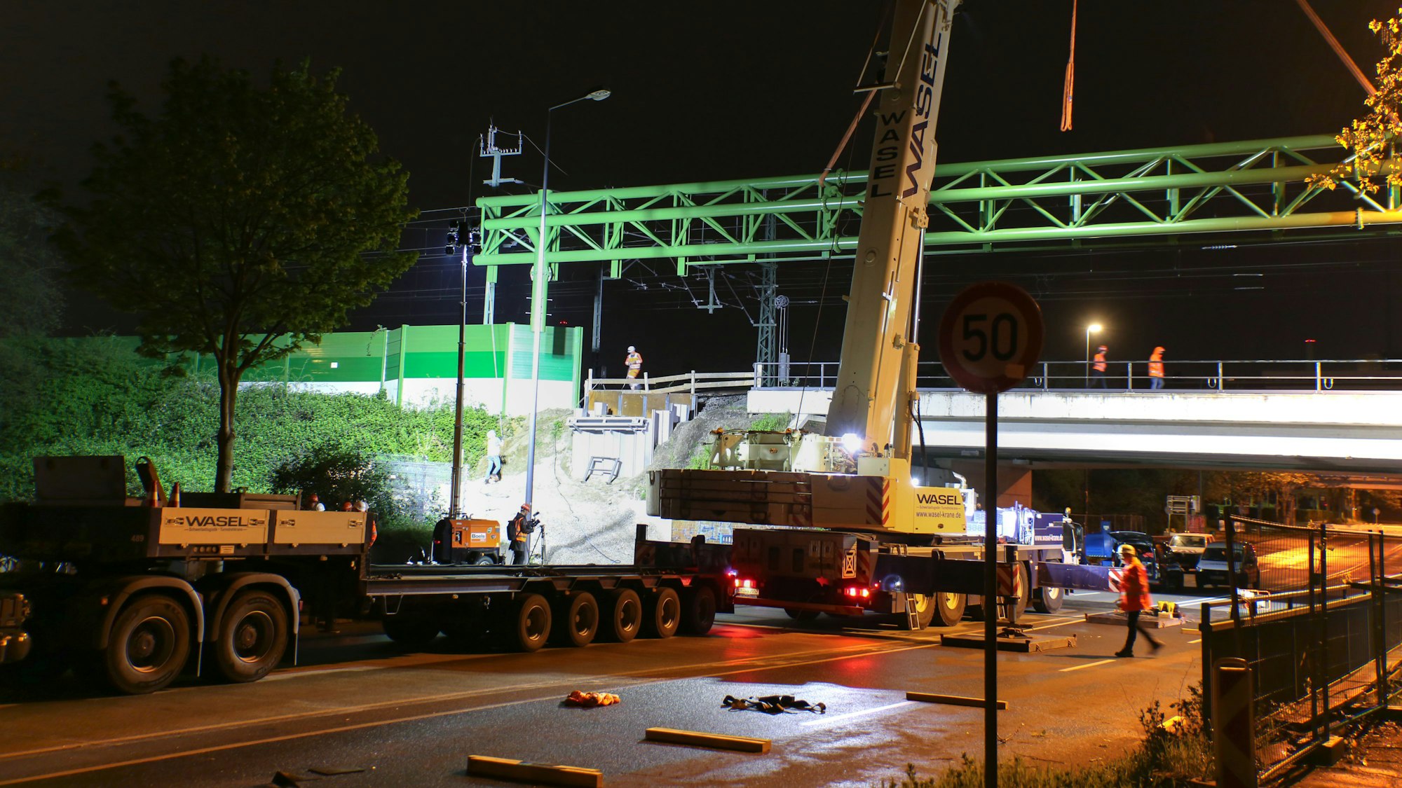 Nächtlicher Einbau in der Sonntagnacht: Die alte Brücke über dem Willy-Brandt-Ring bekommt eine Lärmschutzwand