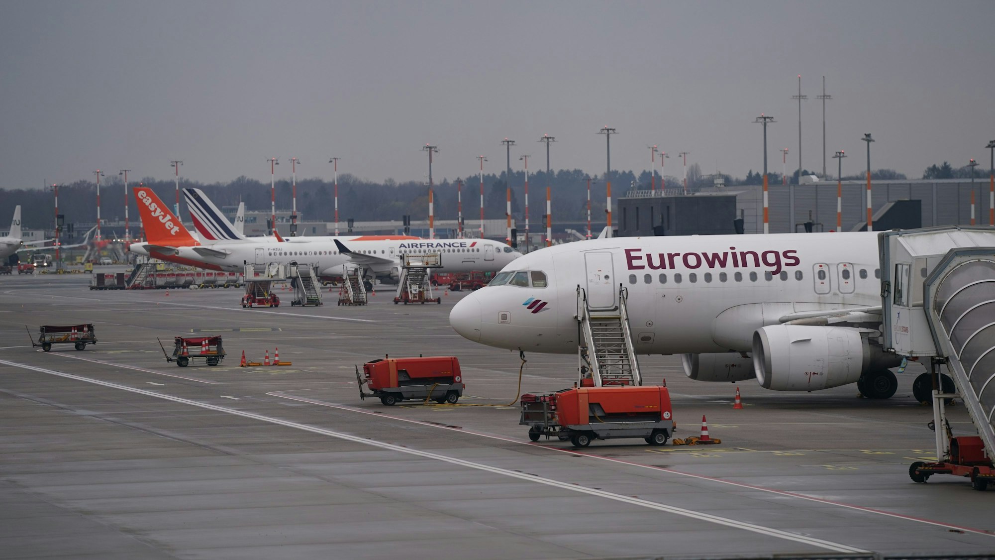 Flugzeuge stehen auf dem Vorfeld an den Gates am Flughafen Hamburg Airport. (Symbolbild)