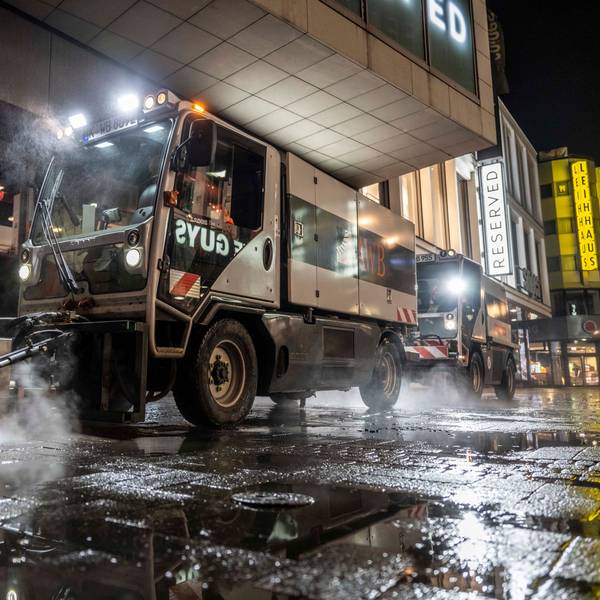 das Pflaster der Schildergasse wird von einem Reinigungsfahrzeug mit heißem Dampf gereinigt