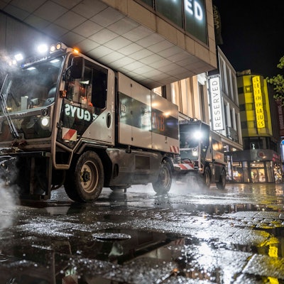 das Pflaster der Schildergasse wird von einem Reinigungsfahrzeug mit heißem Dampf gereinigt
