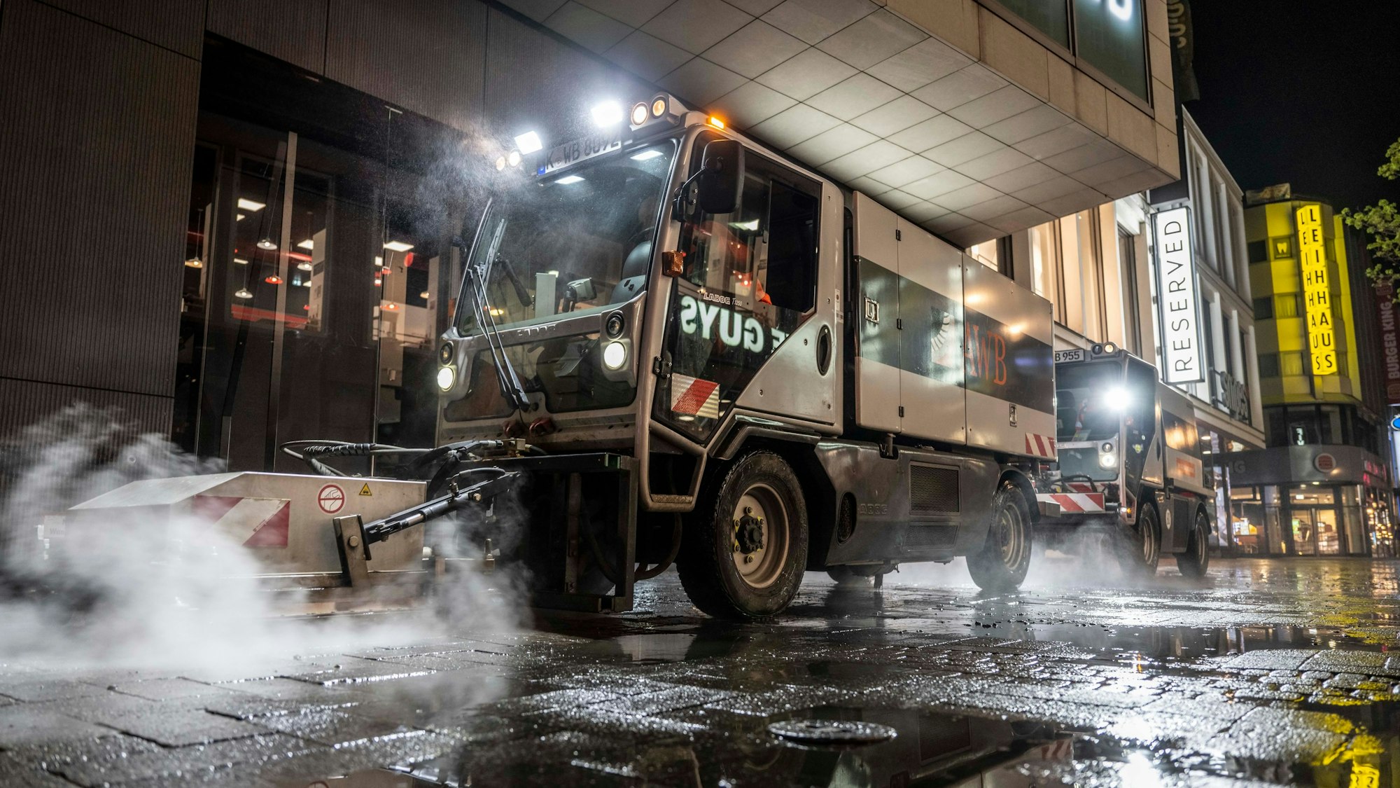 Das Pflaster der Schildergasse wird mit heißem Dampf gereinigt. Die AWB entfernen nachts Kaugummis und sonstige Verunreinigungen mit Spezialfahrzeugen.