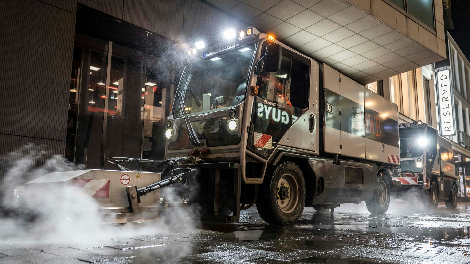 das Pflaster der Schildergasse wird von einem Reinigungsfahrzeug mit heißem Dampf gereinigt