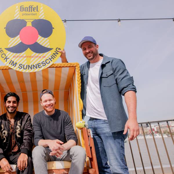Björn Lindert, geschäftsführender Gesellschafter x4kids, Juri Rother (Planschemalöör), Nils Schreiber (Miljö) und Martin Becker, Geschäftsführer Sharkys Schwimmschule sitzen am Rhein in einem Strandkorb.