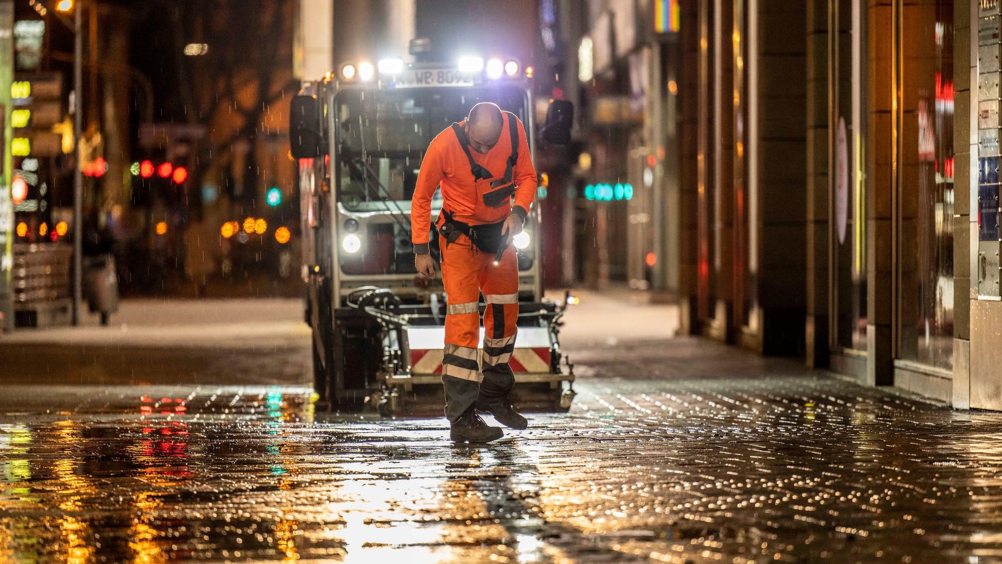 Ein Mitarbeiter der AWB kontrolliert, ob das Spezialfahrzeug den Schmutz entfernt hat.