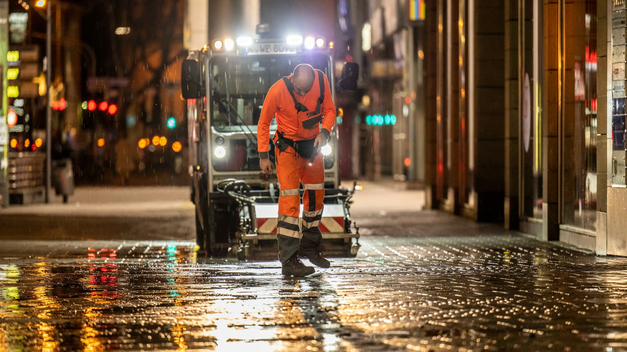 Ein Mitarbeiter der AWB kontrolliert, ob das Spezialfahrzeug den Schmutz entfernt hat.
