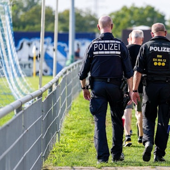 Polizeiaufgebot, Aufgebot der Polizei im Einsatz, Sicherheit im Stadion, drei Polizisten, Aktion, Action, Symbolfoto, Symbolbild, Symbol, 12.09.2023, Mannheim Deutschland, Fussball, bfv-Rothaus-Pokal, Achtelfinale, SpVgg Wallstadt - SV Sandhausen, 12.09.2023, Mannheim Deutschland, Fussball, bfv-Rothaus-Pokal, Achtelfinale, SpVgg Wallstadt - SV Sandhausen, DFB/DFL REGULATIONS PROHIBIT ANY USE OF PHOTOGRAPHS AS IMAGE SEQUENCES AND/OR QUASI-VIDEO. *** Police contingent, contingent of police in action, security in the stadium, three police officers, action, action, symbol photo, symbol image, symbol, 12 09 2023, Mannheim Germany , football, bfv Rothaus Pokal, round of 16, SpVgg Wallstadt SV Sandhausen, 12 09 2023, Mannheim Germany , Football, bfv Rothaus Pokal, Round of 16, SpVgg Wallstadt SV Sandhausen, DFB DFL REGULATES PROHIBIT ANY USE OF PHOTOGRAPHS AS IMAGE SEQUENCES AND OR QUASI VIDEO xozx