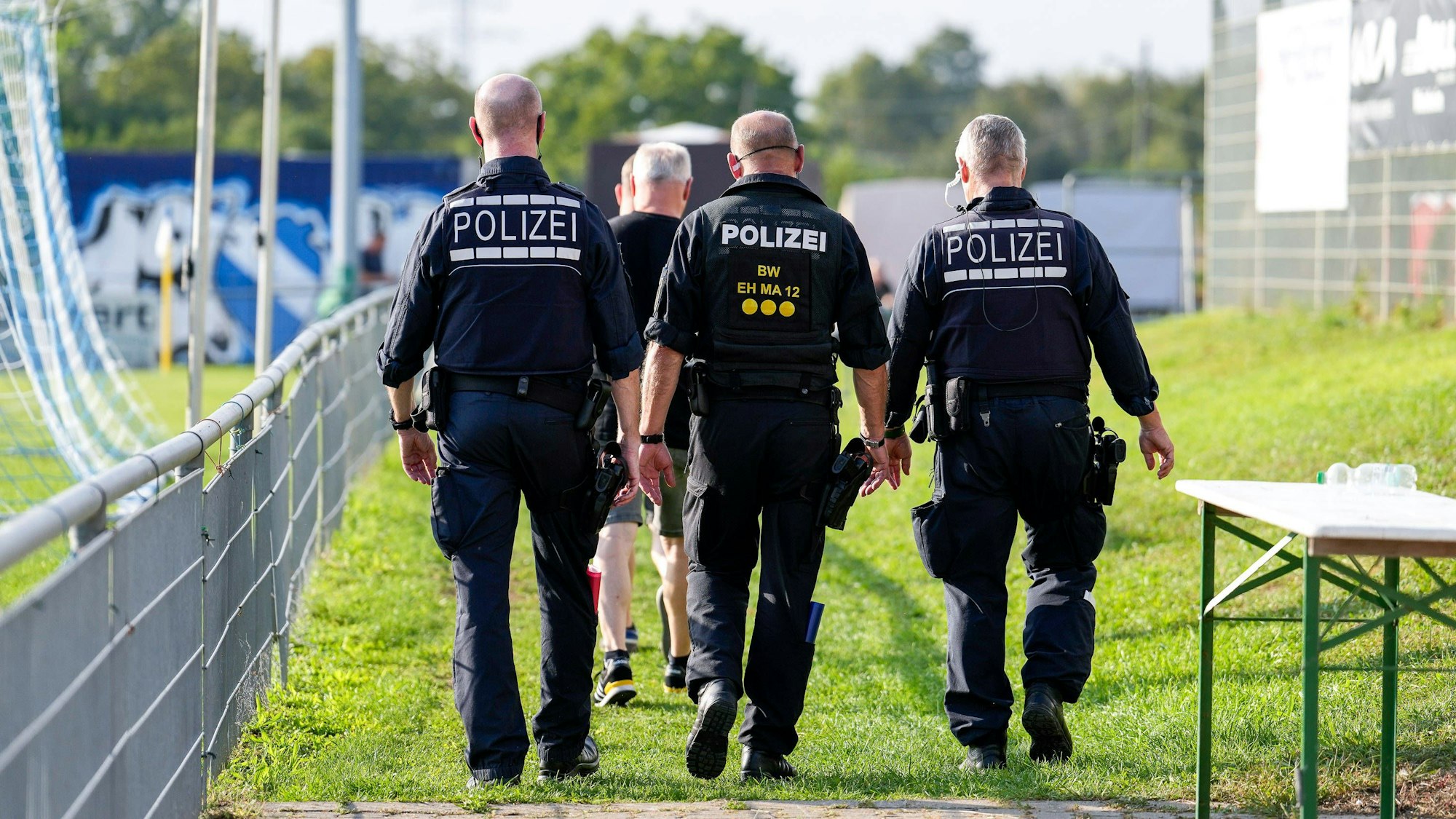 Polizeiaufgebot, Aufgebot der Polizei im Einsatz, Sicherheit im Stadion, drei Polizisten, Aktion, Action, Symbolfoto, Symbolbild, Symbol, 12.09.2023, Mannheim Deutschland, Fussball, bfv-Rothaus-Pokal, Achtelfinale, SpVgg Wallstadt - SV Sandhausen, 12.09.2023, Mannheim Deutschland, Fussball, bfv-Rothaus-Pokal, Achtelfinale, SpVgg Wallstadt - SV Sandhausen, DFB/DFL REGULATIONS PROHIBIT ANY USE OF PHOTOGRAPHS AS IMAGE SEQUENCES AND/OR QUASI-VIDEO. *** Police contingent, contingent of police in action, security in the stadium, three police officers, action, action, symbol photo, symbol image, symbol, 12 09 2023, Mannheim Germany , football, bfv Rothaus Pokal, round of 16, SpVgg Wallstadt SV Sandhausen, 12 09 2023, Mannheim Germany , Football, bfv Rothaus Pokal, Round of 16, SpVgg Wallstadt SV Sandhausen, DFB DFL REGULATES PROHIBIT ANY USE OF PHOTOGRAPHS AS IMAGE SEQUENCES AND OR QUASI VIDEO xozx