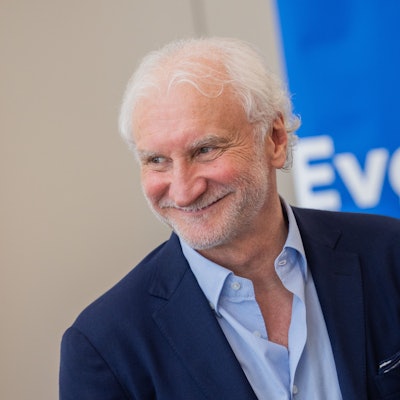 Rudi Völler bleibt beim Deutschen Fußball-Bund über die Heim-Europameisterschaft in diesem Sommer hinaus Sportdirektor der Männer-Nationalmannschaft.