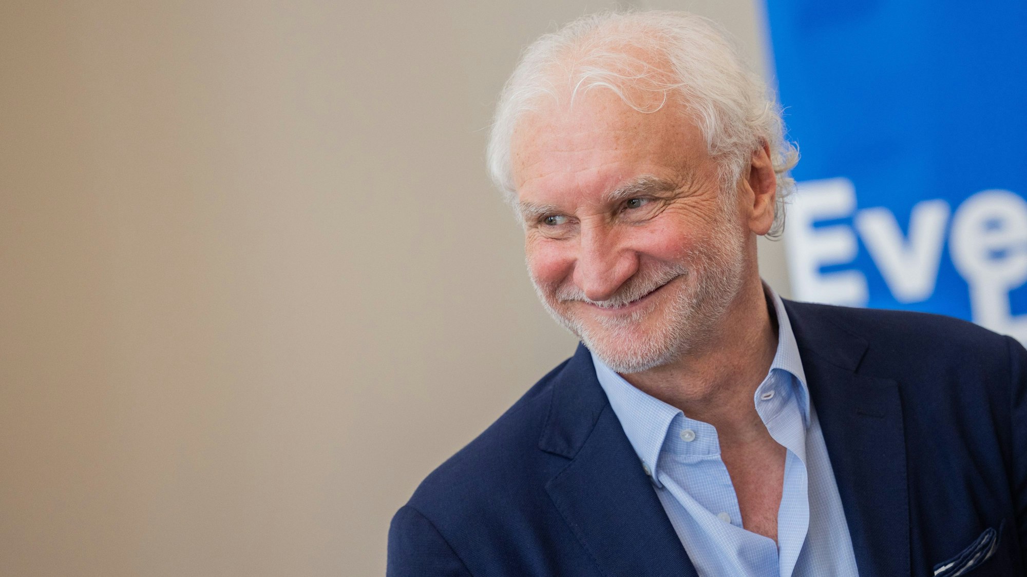 Rudi Völler bleibt beim Deutschen Fußball-Bund über die Heim-Europameisterschaft in diesem Sommer hinaus Sportdirektor der Männer-Nationalmannschaft.