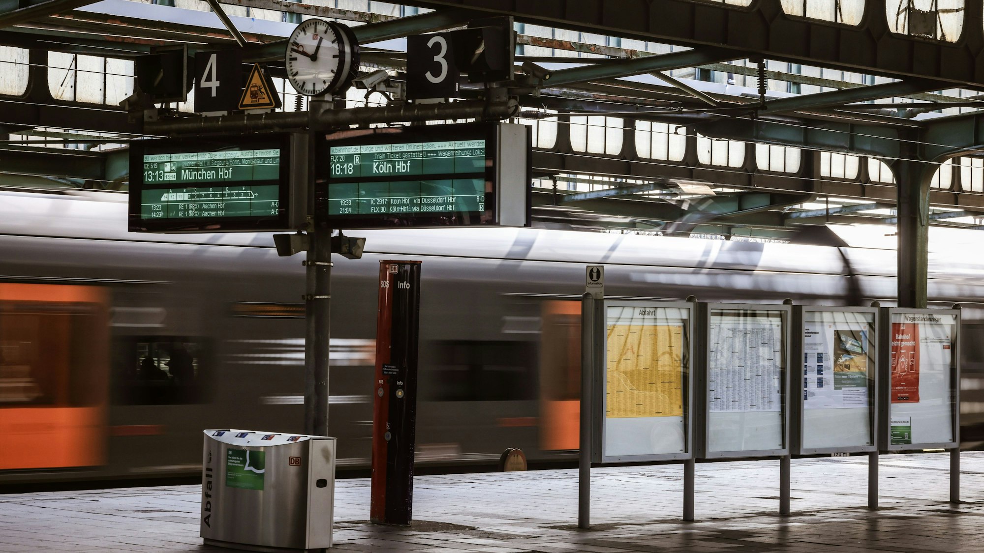Ein Regionalzug fährt in den Duisburger Bahnhof. Wichtige Pendelstrecken sind nun wieder freigegeben. (Archivbild)