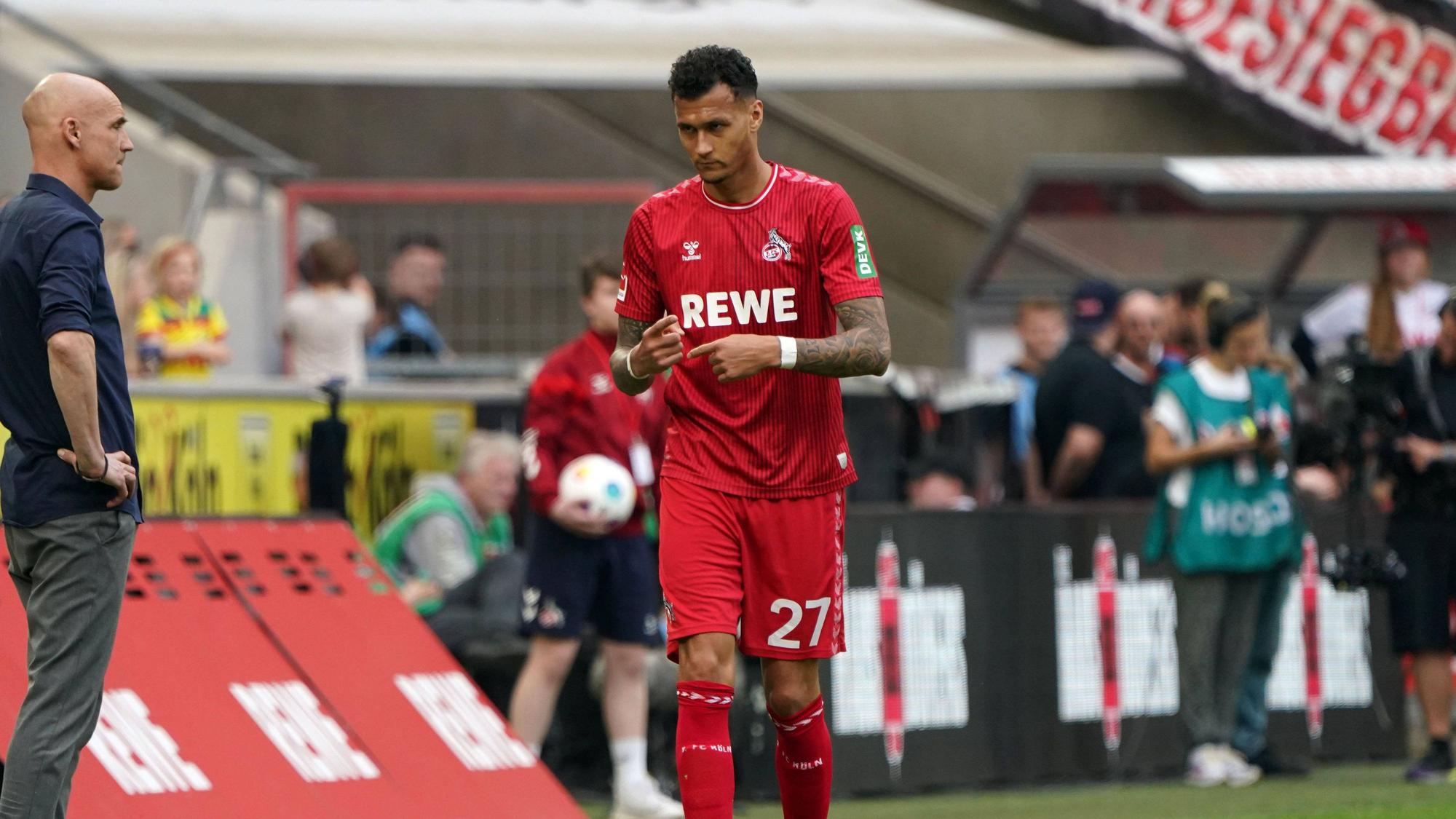 Davie Selke verlässt beim Spiel gegen den VfL Bochum das Spielfeld.