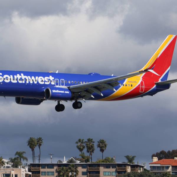 Eine Boeing 737-800 von Southwest Airlines setzt zur Landung an.