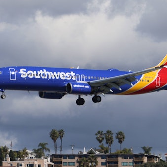 Eine Boeing 737-800 von Southwest Airlines setzt zur Landung an.