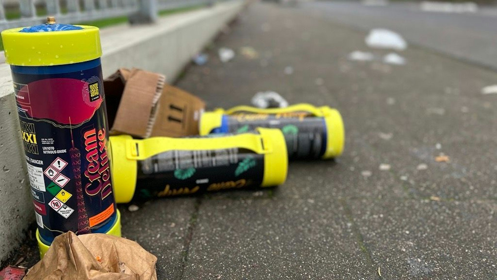 Leere Lachgas-Kartuschen liegen auf der Alfred-Schütte-Allee.