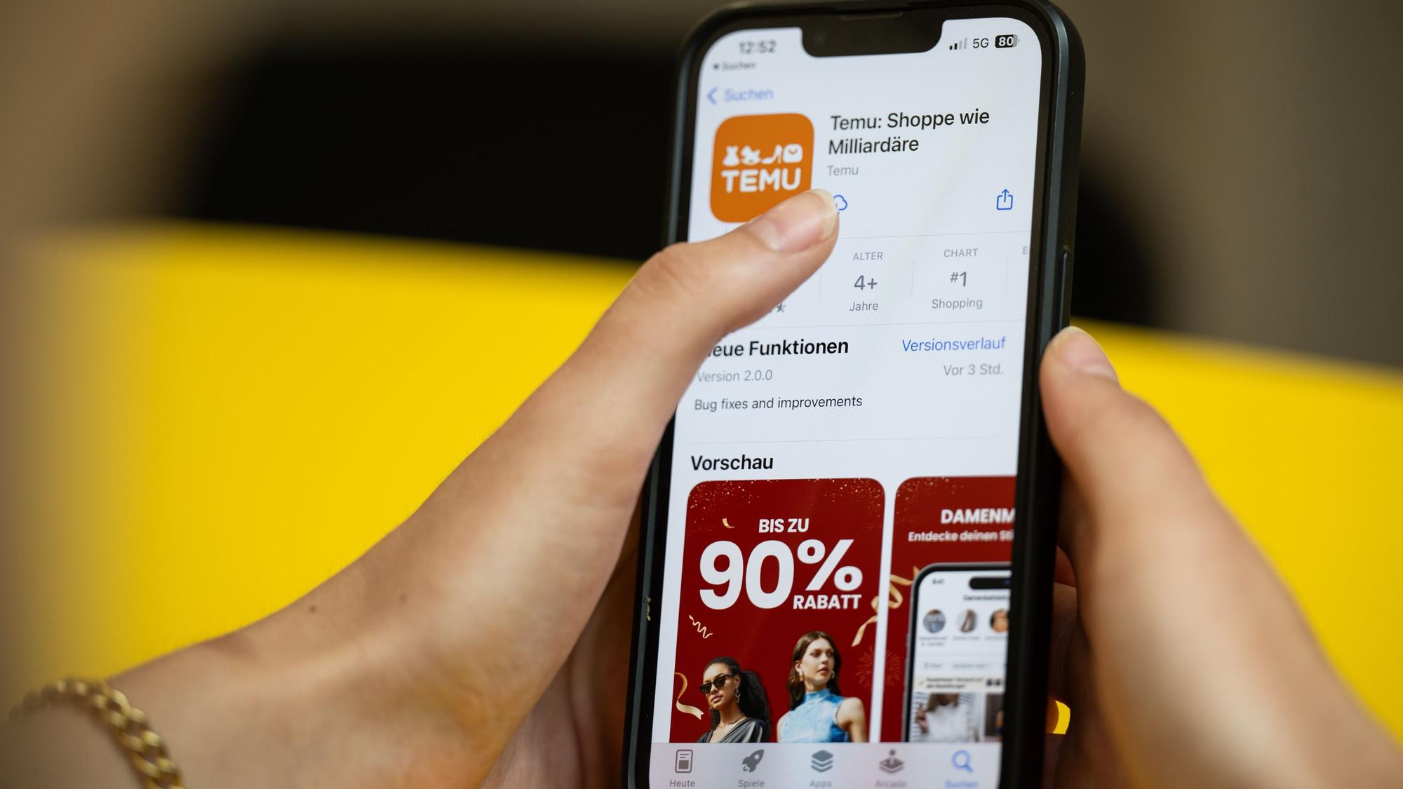 ILLUSTRATION Eine Person hält ein Telefon mit der App Temu in den Händen. (Gestellte Szene).