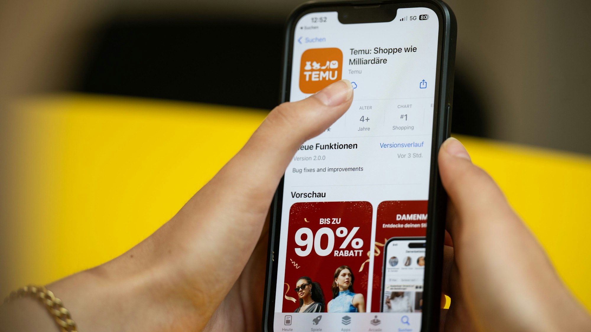 ILLUSTRATION Eine Person hält ein Telefon mit der App Temu in den Händen. (Gestellte Szene).