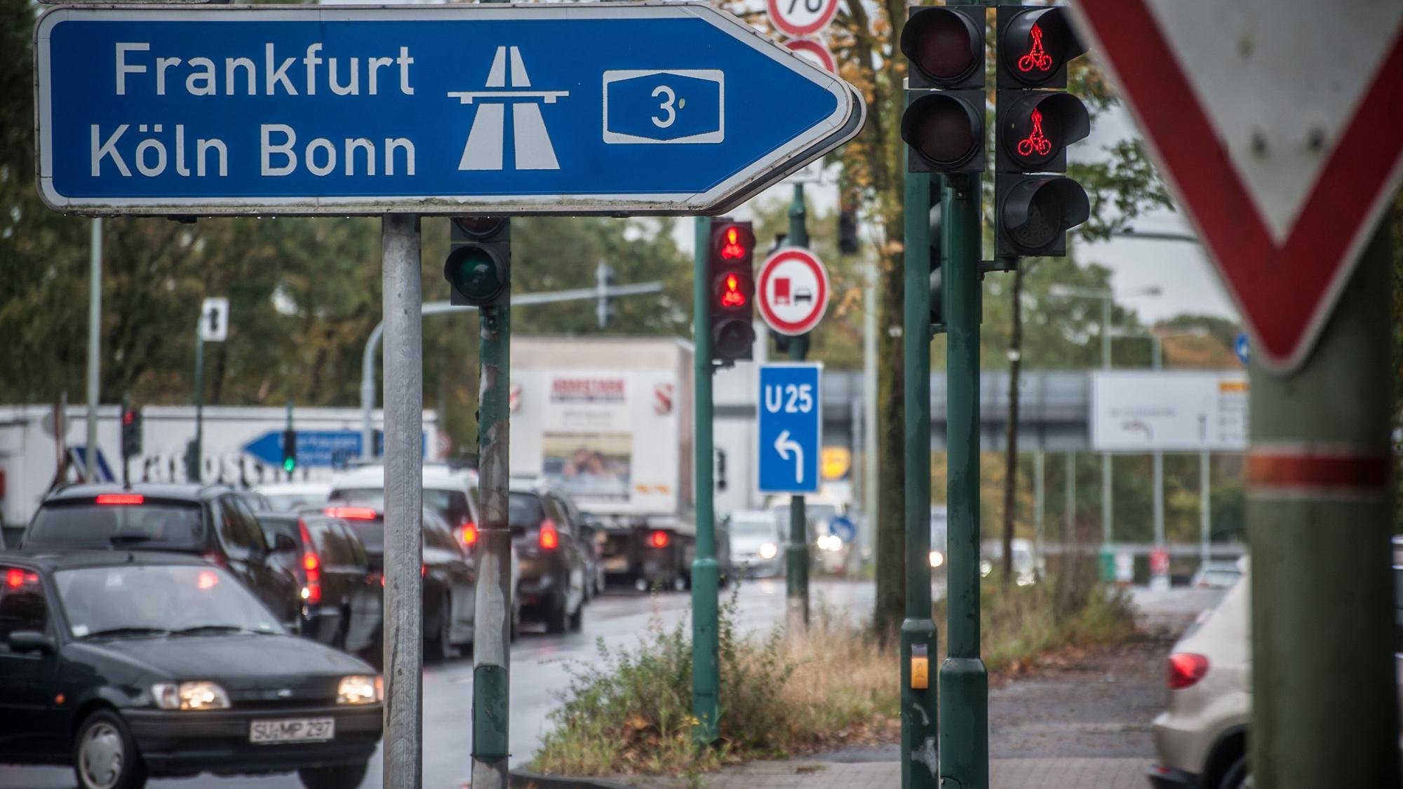 Die Autobahn GmbH will Verkehrsdaten vom Verkehrsknoten der Auffahrt Leverkusen, die hat nur die Stadtverwaltung und die hält sie zurück.