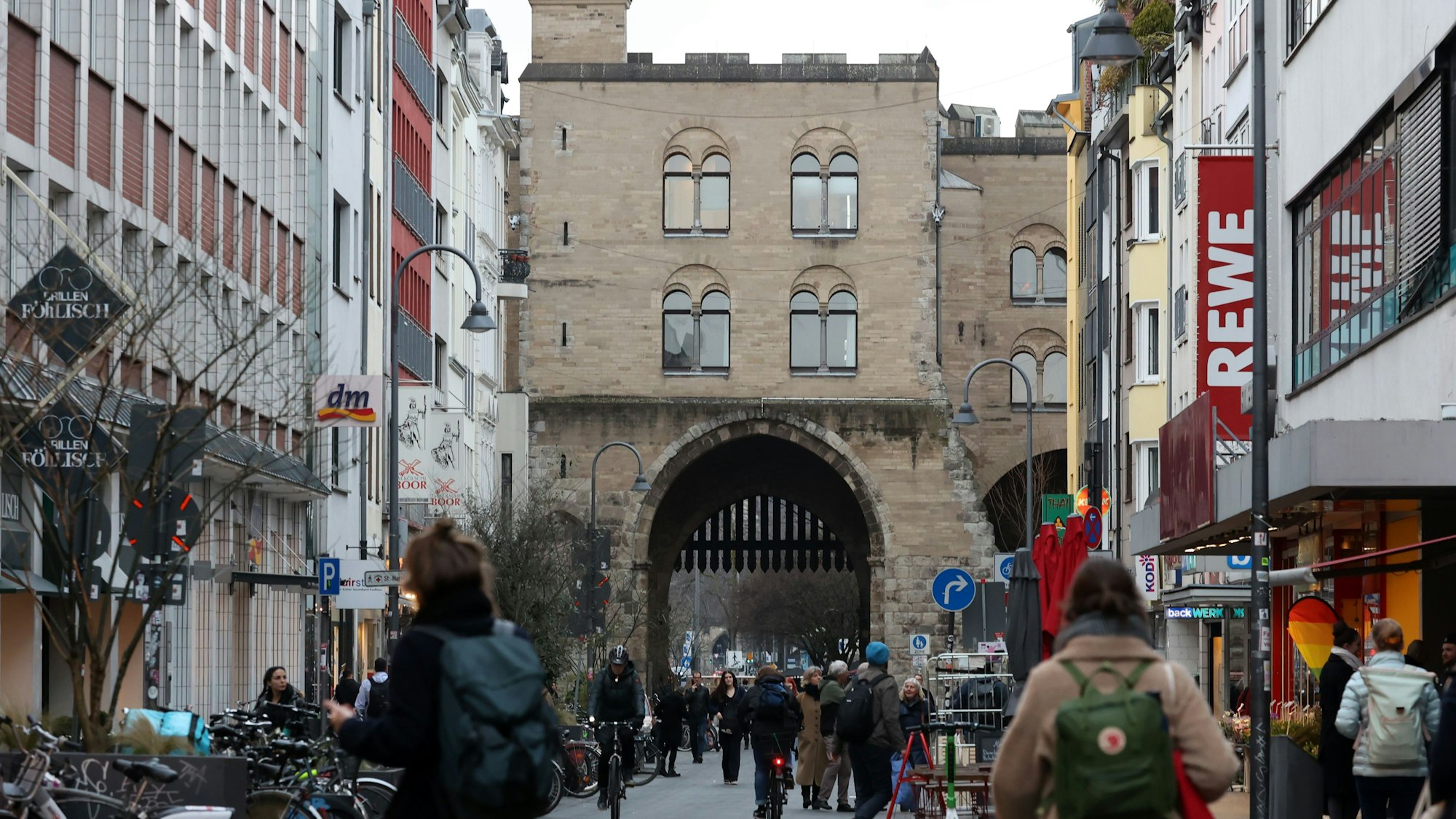 Die Einkaufsstraße Eigelstein an der Kölner Eigelsteintorburg. Foto von Martina Goyert