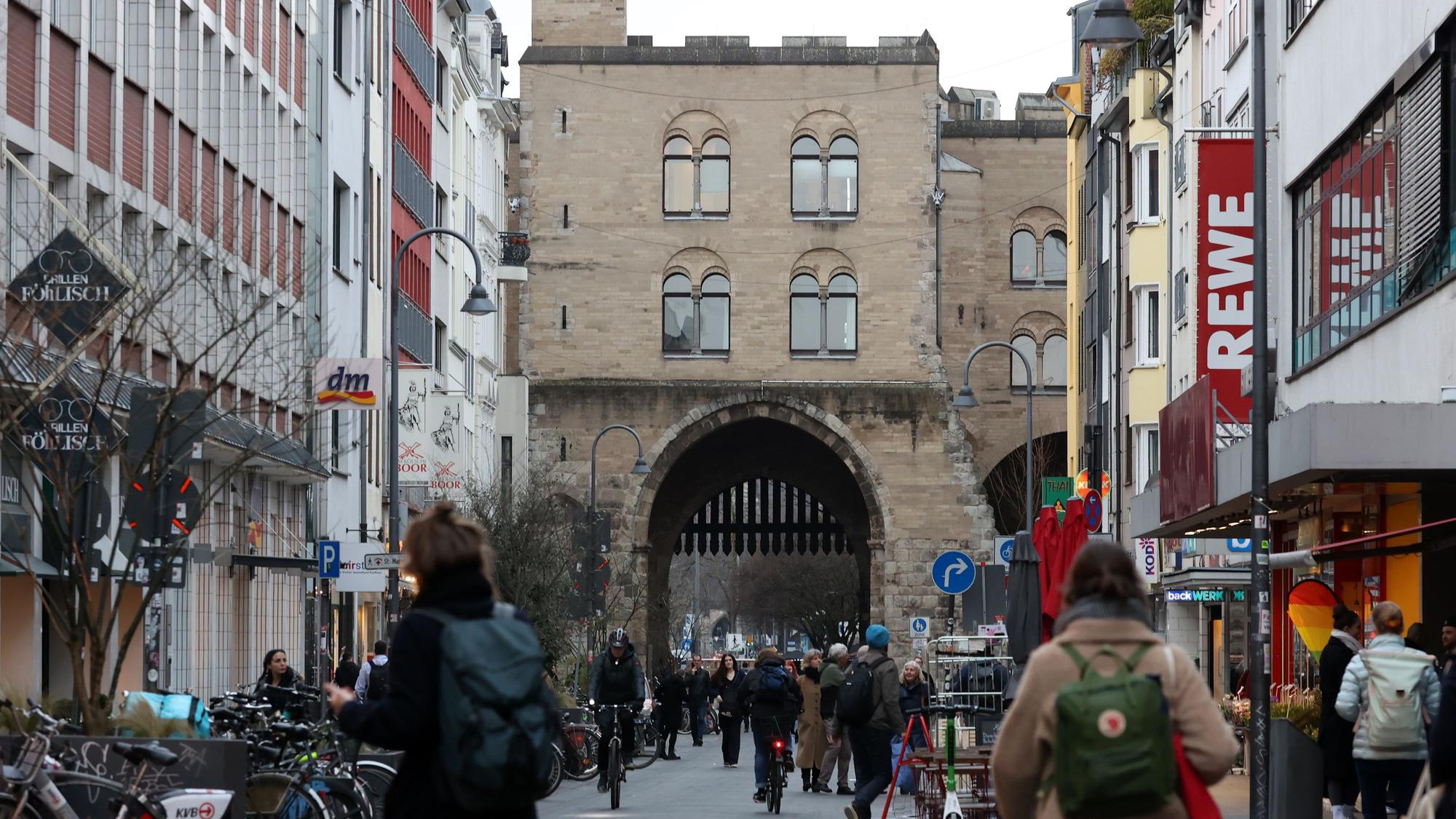 Einkaufsstraße Eigelstein an der Eigelsteintorburg