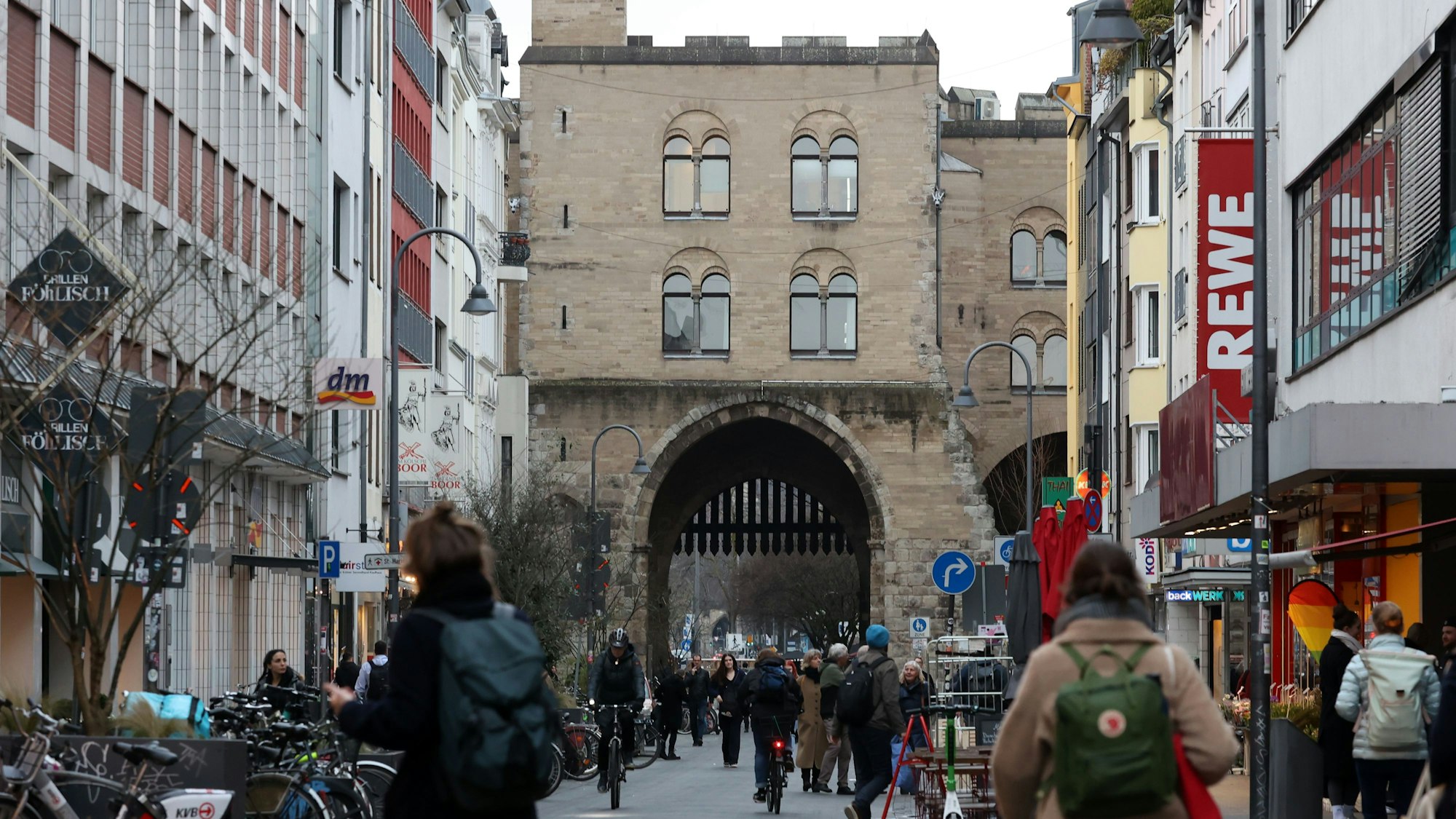 Einkaufsstraße Eigelstein an der Eigelsteintorburg