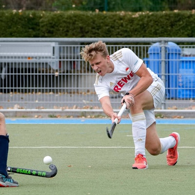 v.li.: Sebastiaan Geers KHC Dragons, 17, Henrik Siegburg KTHC, 25, Aktion, Action, Spielszene, 19.08.2022, Mannheim Deutschland, Hockey, SummerCup 2022, Herren, Rot-Weiss Köln - KHC Dragons *** f li Sebastiaan Geers KHC Dragons, 17 , Henrik Siegburg KTHC, 25 , action, game scene, 19 08 2022, Mannheim Germany , field hockey, SummerCup 2022, men, Rot Weiss Köln KHC Dragons xozx