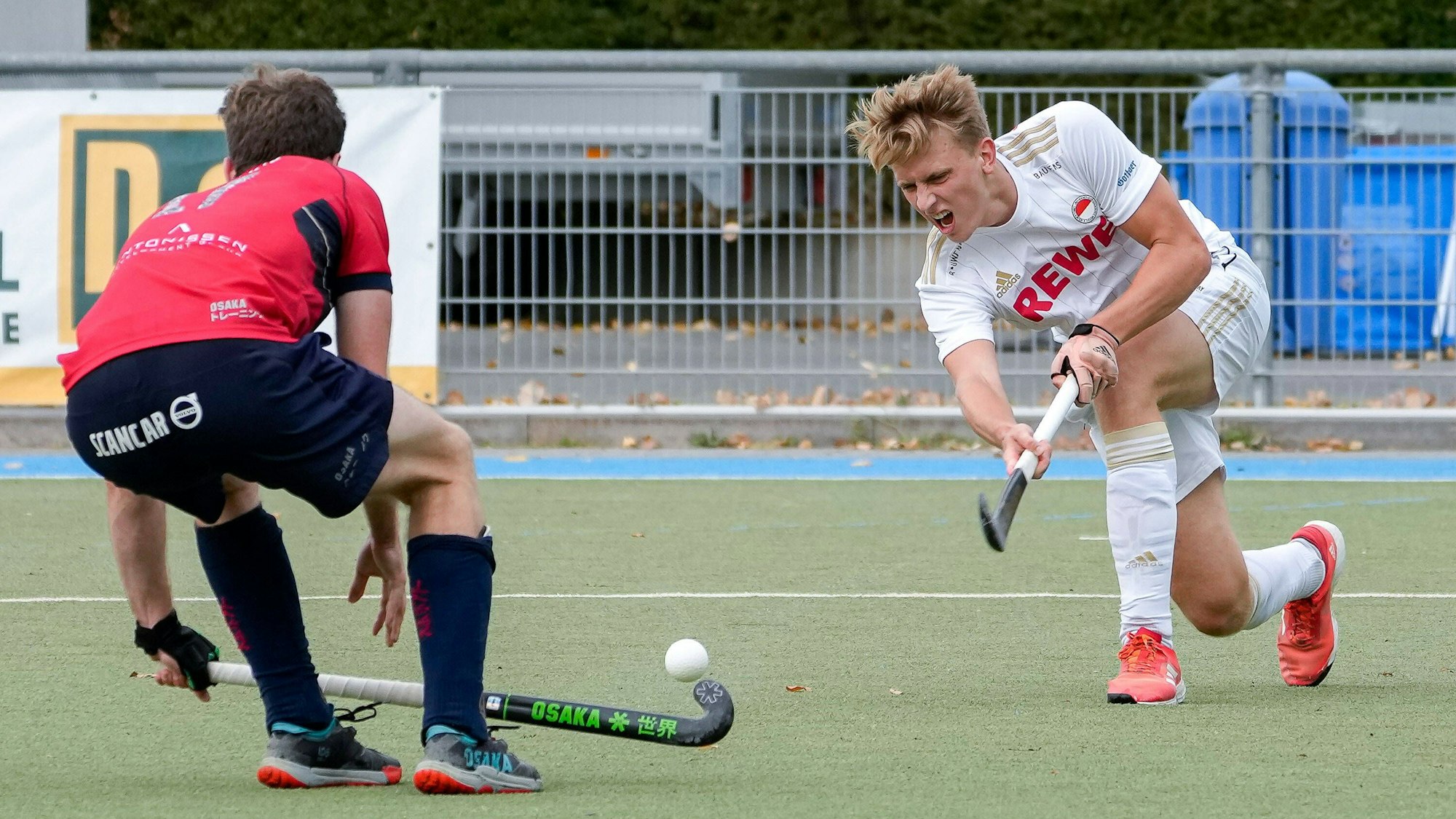 v.li.: Sebastiaan Geers KHC Dragons, 17, Henrik Siegburg KTHC, 25, Aktion, Action, Spielszene, 19.08.2022, Mannheim Deutschland, Hockey, SummerCup 2022, Herren, Rot-Weiss Köln - KHC Dragons *** f li Sebastiaan Geers KHC Dragons, 17 , Henrik Siegburg KTHC, 25 , action, game scene, 19 08 2022, Mannheim Germany , field hockey, SummerCup 2022, men, Rot Weiss Köln KHC Dragons xozx