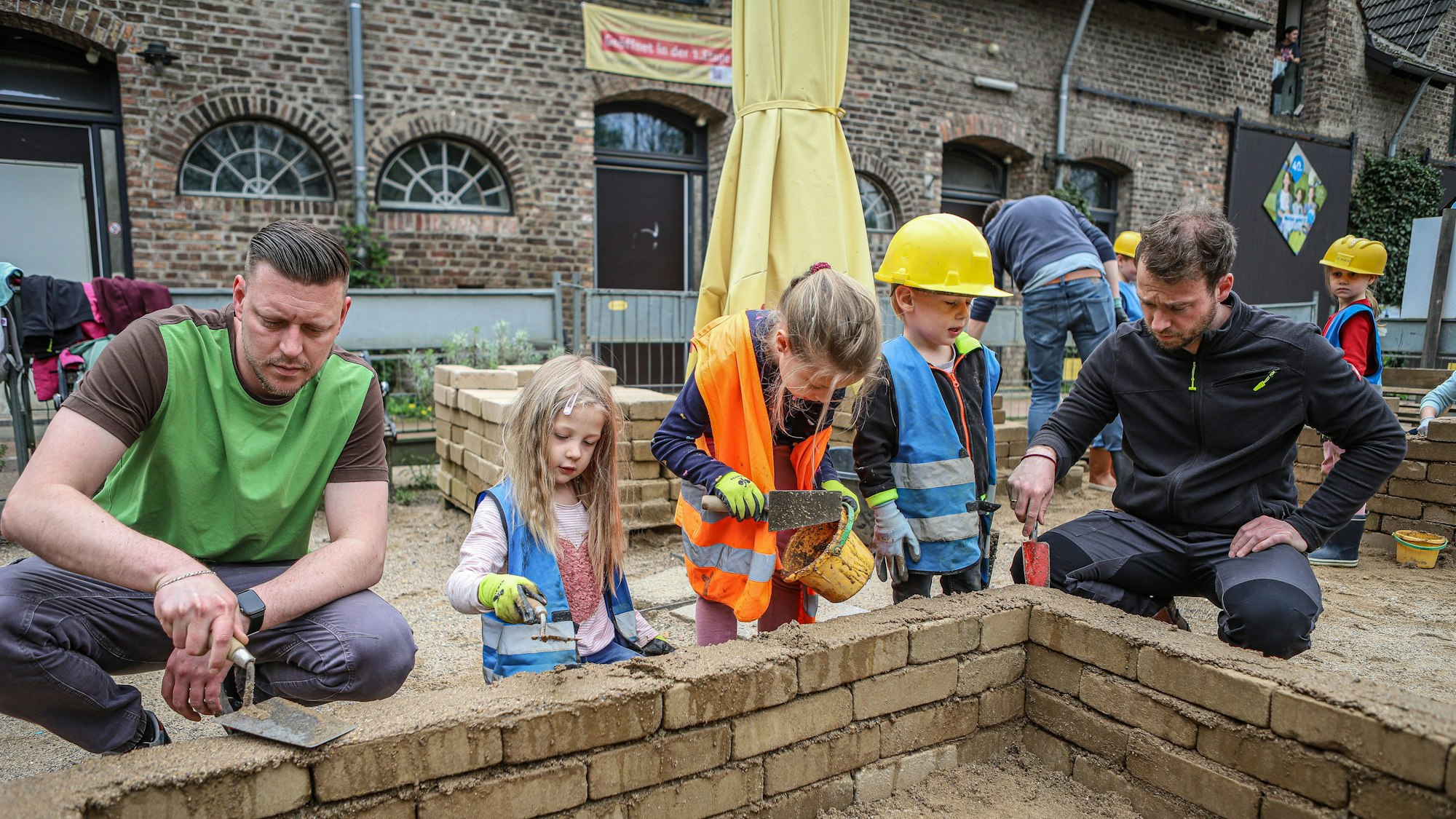 Kinder auf der Mitmachbaustelle von Naturgut Ophoven.