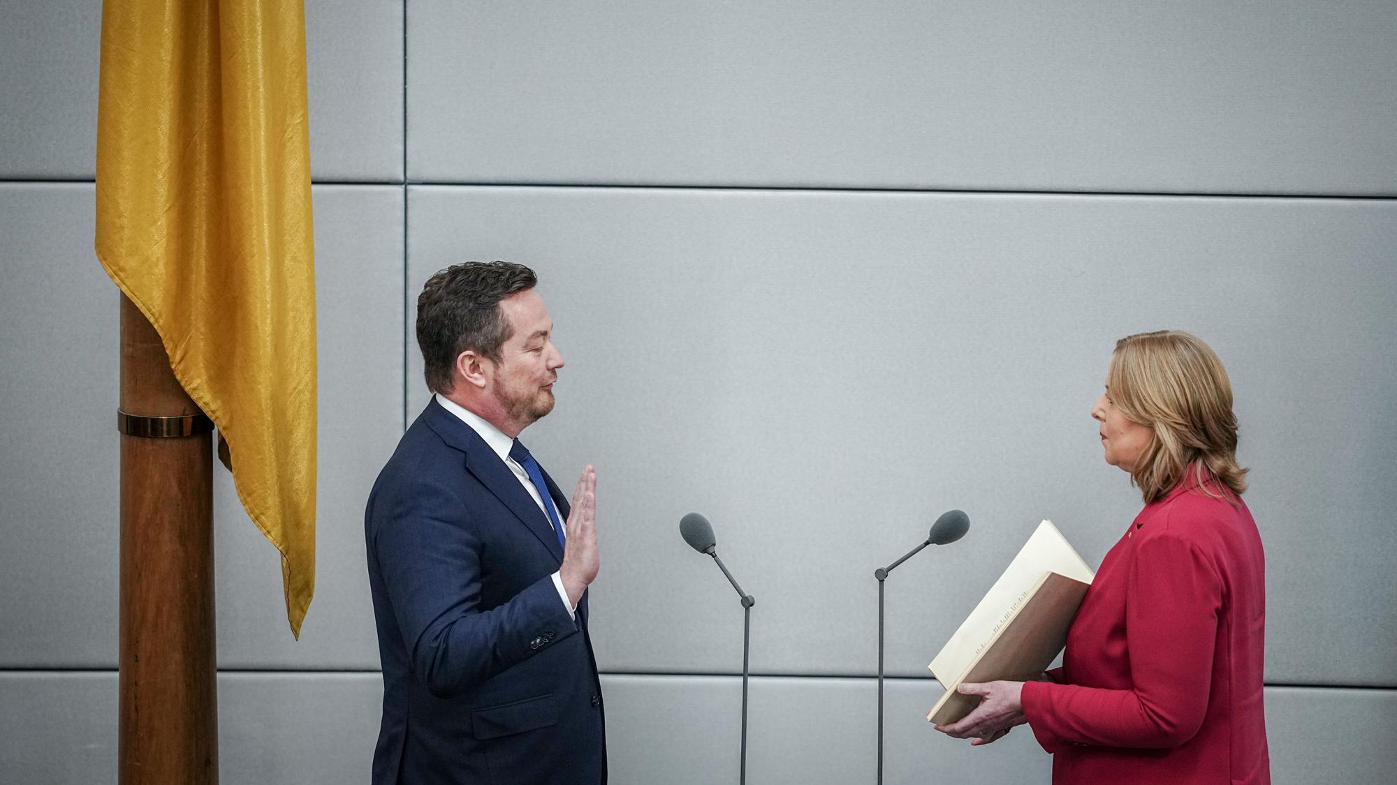 Uli Grötsch (l.) wird von Bärbel Bas (SPD), Bundestagspräsidentin, vereidigt.
