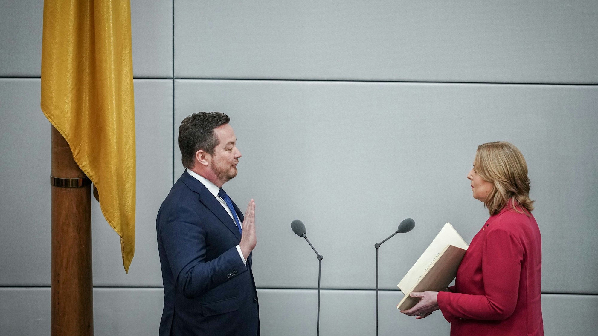 Uli Grötsch (l.) wird von Bärbel Bas (SPD), Bundestagspräsidentin, vereidigt.