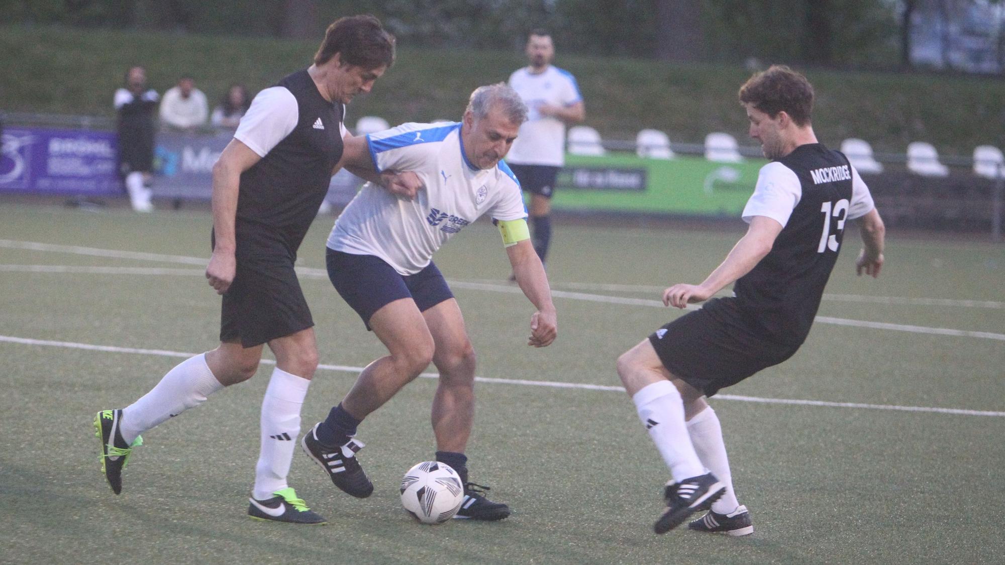 Die Deutsche Komiker Nationalmannschaft war bei Hellas Troisdorf zu Gast.
Stergios Boucouras (Mitte) im Duell mit den Prominenten: Matze Knop (links) und Luke Mockridge.
