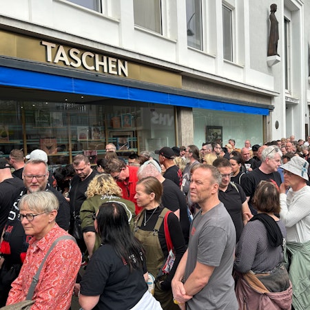 Menschen stehen in einer Schlange.