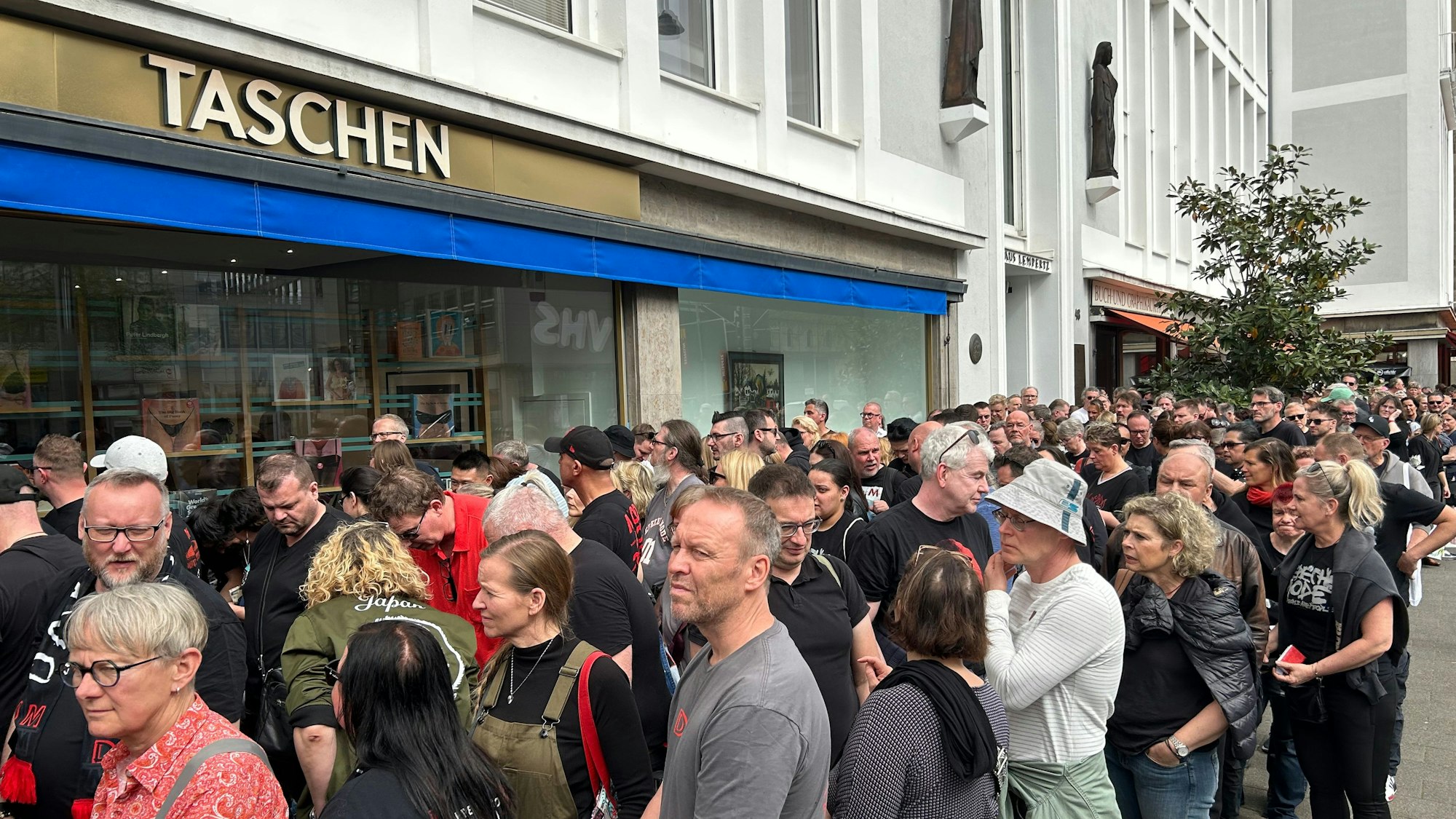 Menschen stehen in einer Schlange.