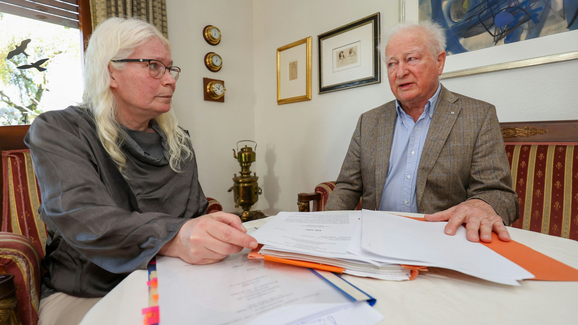 Melanie F. und Rechtsanwalt Eberhard Luetjohann am 06.04.2024 beim Gespräch zum bevorstehenden Gerichtsprozess in Luetjohanns Privatwohnung in Wachtberg Villiprott.