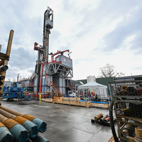 Rohre liegen auf dem Gelände des Bohrplatzes Tiefengeothermie an der Heinrich-Mann-Allee in Potsdam. Der Versorger EWP plant ein neues Stadtquartier der Wohnungsbaugesellschaft ProPotsdam mit Geothermie zu beheizen. Die EWP rechnet damit, dass sie mit den beiden Bohrlöchern etwa 50 Jahre lang klimaneutral Fernwärme gewinnen kann.