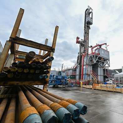 Rohre liegen auf dem Gelände des Bohrplatzes Tiefengeothermie an der Heinrich-Mann-Allee in Potsdam. Der Versorger EWP plant ein neues Stadtquartier der Wohnungsbaugesellschaft ProPotsdam mit Geothermie zu beheizen. Die EWP rechnet damit, dass sie mit den beiden Bohrlöchern etwa 50 Jahre lang klimaneutral Fernwärme gewinnen kann.