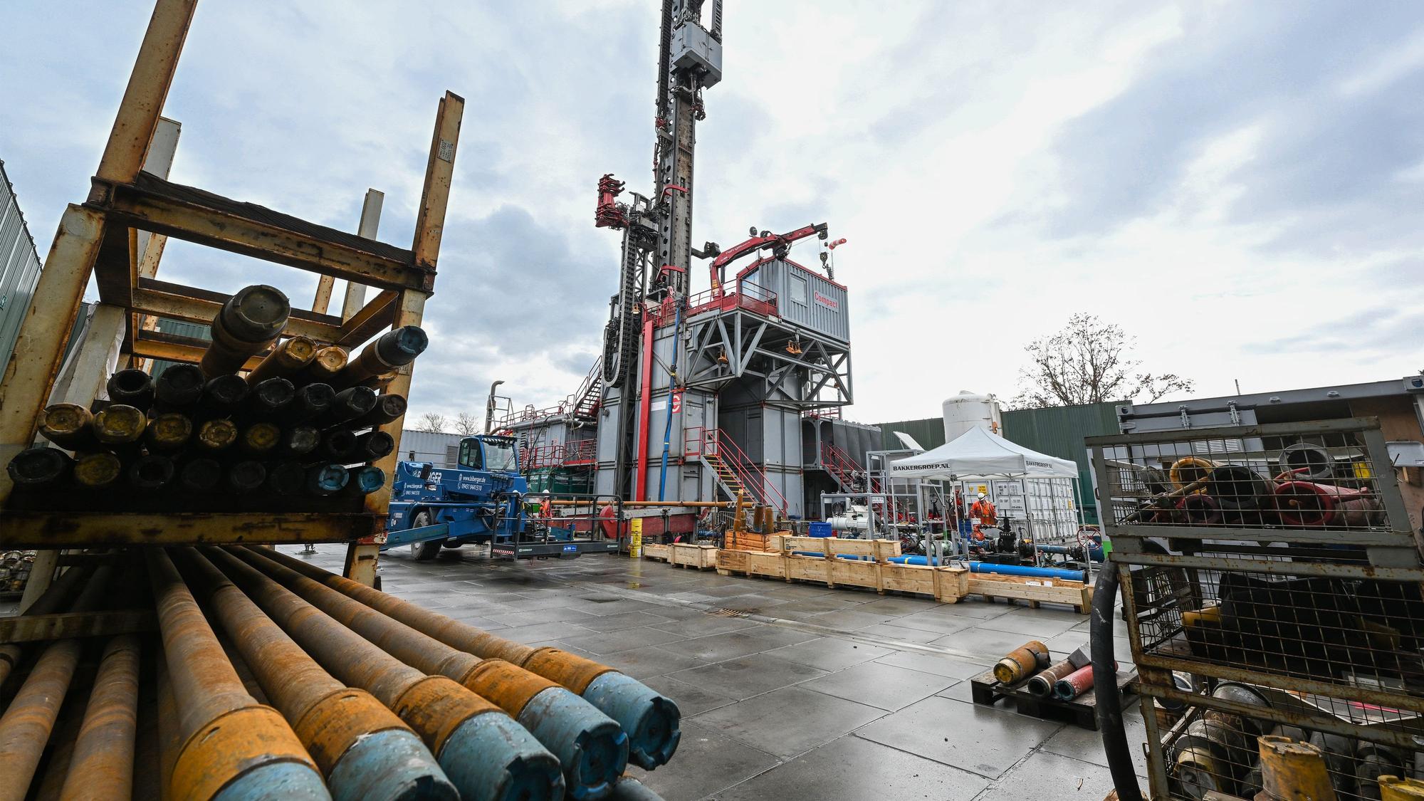 Rohre liegen auf dem Gelände des Bohrplatzes Tiefengeothermie an der Heinrich-Mann-Allee in Potsdam. Der Versorger EWP plant ein neues Stadtquartier der Wohnungsbaugesellschaft ProPotsdam mit Geothermie zu beheizen. Die EWP rechnet damit, dass sie mit den beiden Bohrlöchern etwa 50 Jahre lang klimaneutral Fernwärme gewinnen kann.
