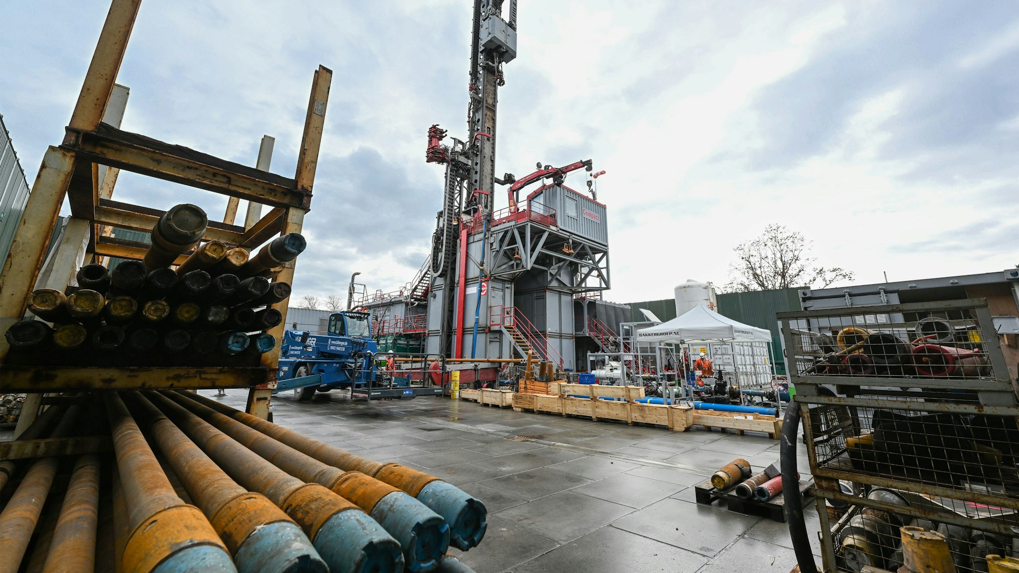 Rohre liegen auf dem Gelände des Bohrplatzes Tiefengeothermie an der Heinrich-Mann-Allee in Potsdam. Der Versorger EWP plant ein neues Stadtquartier der Wohnungsbaugesellschaft ProPotsdam mit Geothermie zu beheizen. Die EWP rechnet damit, dass sie mit den beiden Bohrlöchern etwa 50 Jahre lang klimaneutral Fernwärme gewinnen kann.