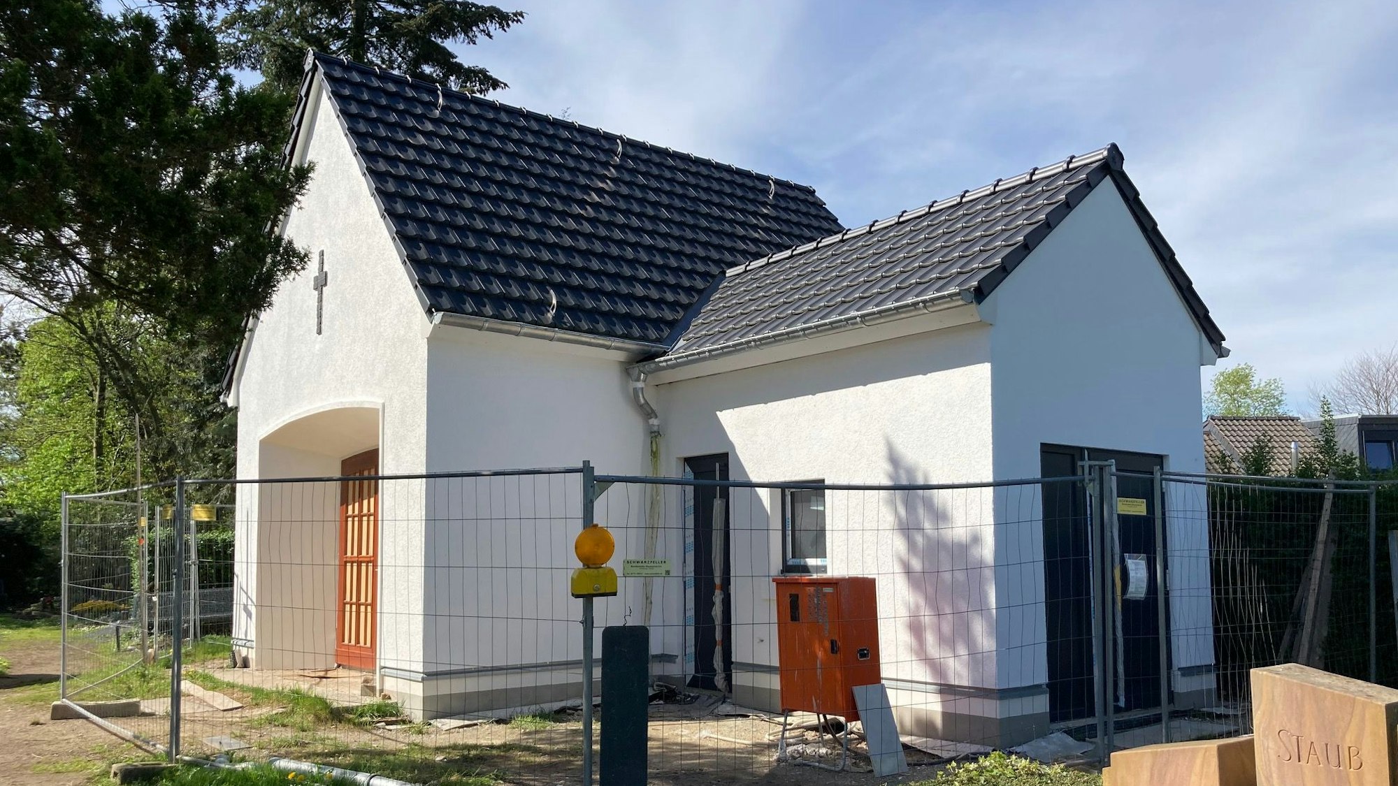 Die Arbeiten am Umbau der alten Trauerhalle auf dem Friedhof in Weiß verzögern sich weiter.