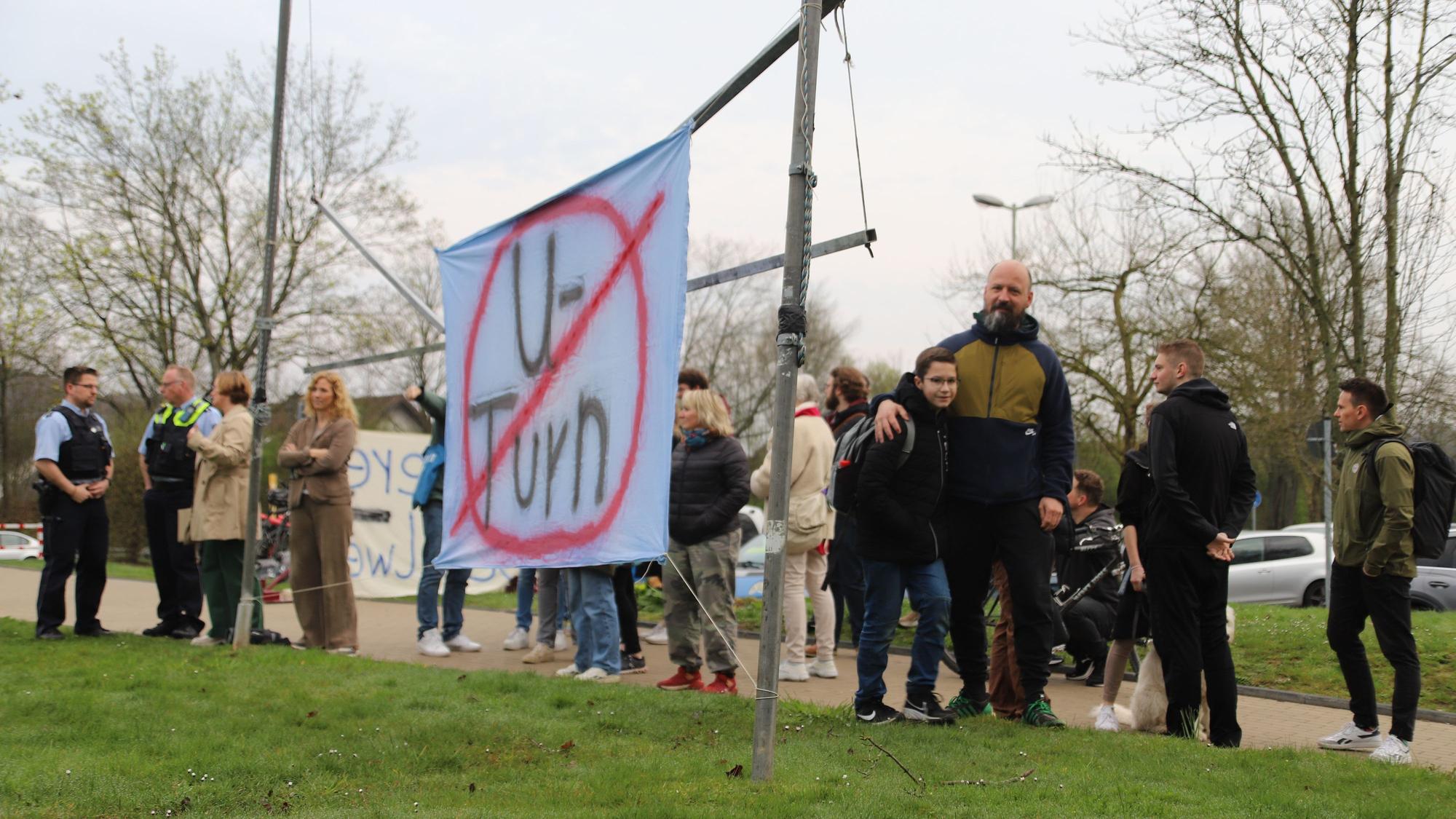 Boris Wolter hatte zu einer Demonstration für einen sicheren Schulweg und gegen U-Turns aufgerufen. Drei Menschen waren angemeldet, es kamen rund 40.