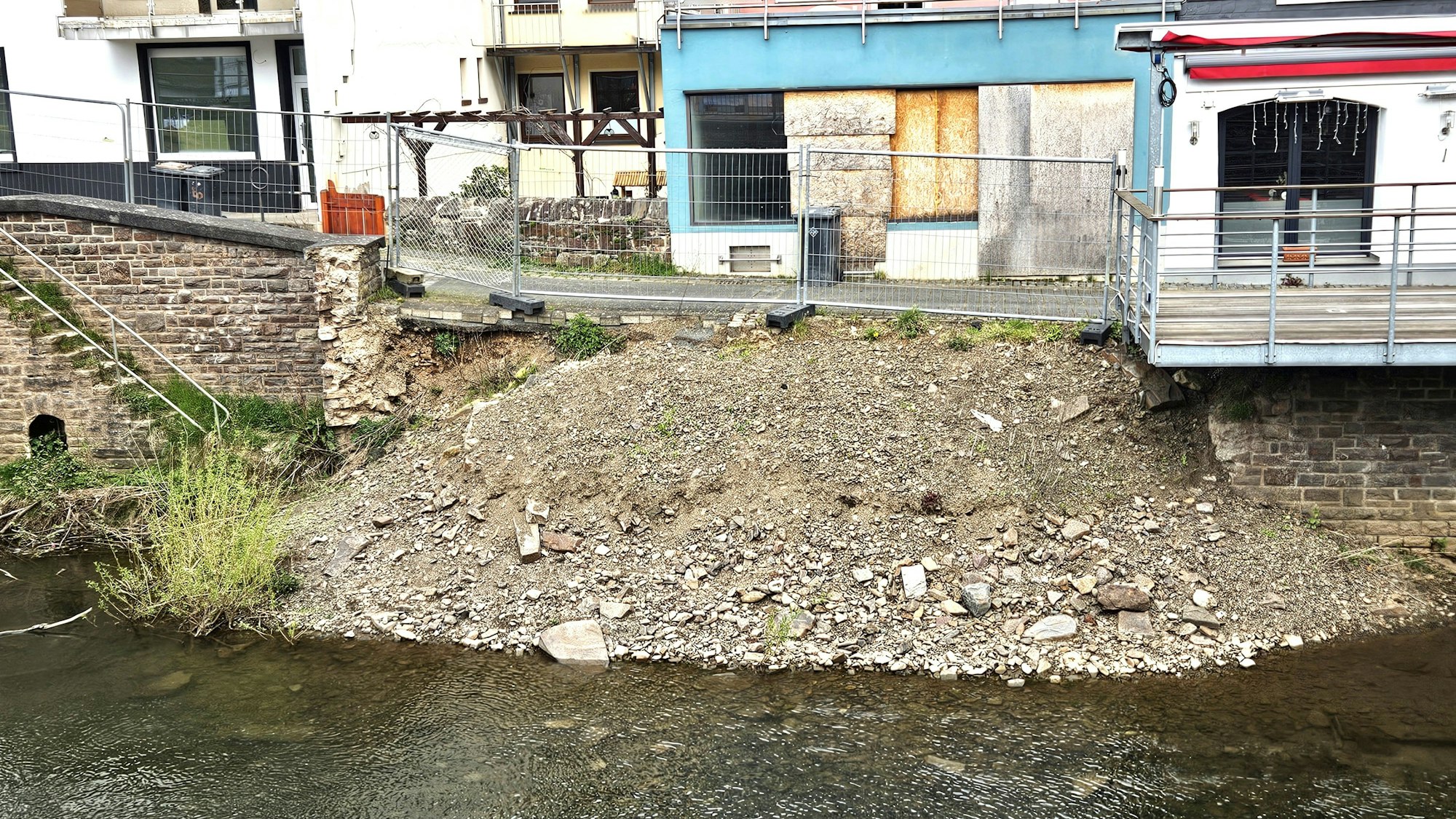 Wo die Stützmauer stand, liegt jetzt ein großer Haufen mit Steinen.