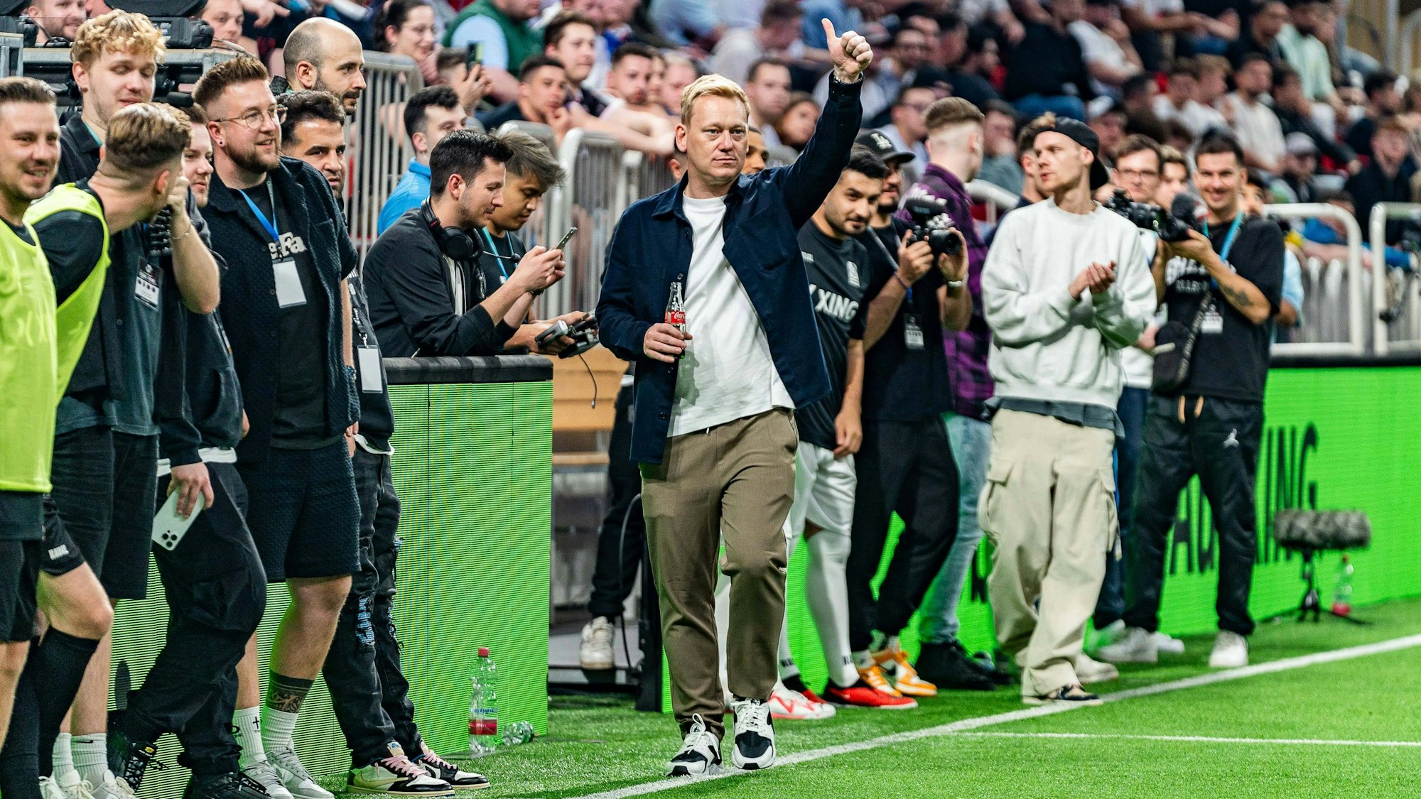 Zahlreiche Influencerinnen und Influencer, wie hier Jens „Knossi“ Knossalla (m.) sahen das Final-Four-Turnier der Baller Leauge in Düsseldorf.