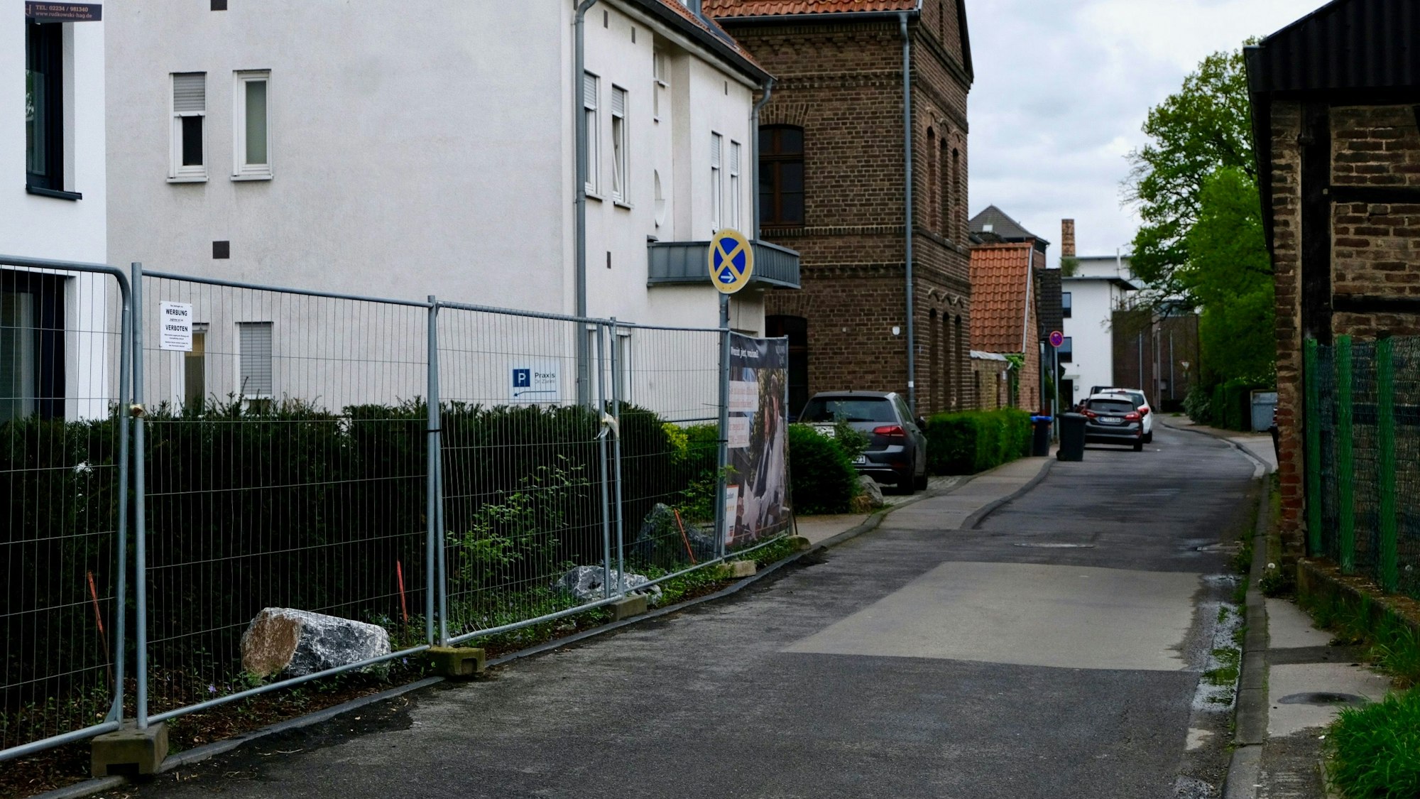 In der Heckgasse müssen Fußgänger auf die Straße ausweichen, da an einer Stelle mittlerweile auf keiner Seite mehr ein Bürgersteig vorhanden ist.